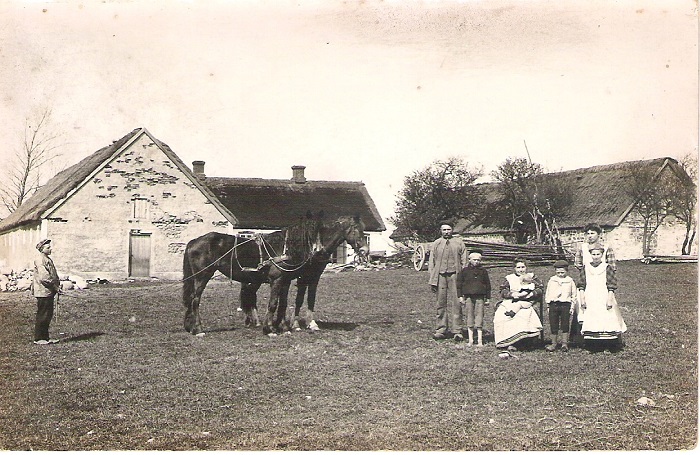 Familien foran Alvadgård omkring 1910-15