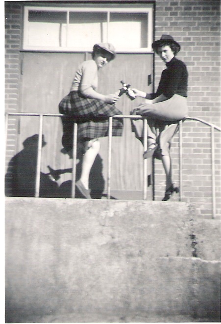 Sigrid og Lissy på trappen ved hotellet